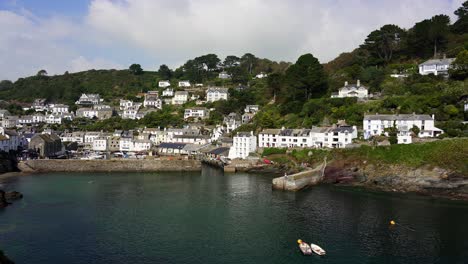 Polperro,-Toma-Panorámica-Que-Muestra-Un-Pequeño-Y-Pintoresco-Pueblo-De-Pescadores-En-Cornualles,-Inglaterra