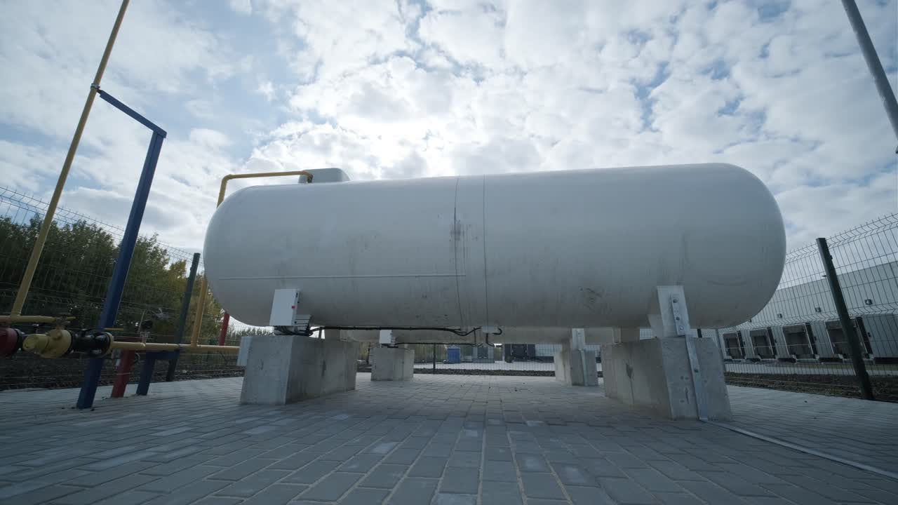 가스 배급 스테이션 - 공업 시설 - 여름날에 열린 공간에서 파이프를 가진 가스 가공 스테이션. 가스 공급 - 파이프로 천연 가스를 운반하는 것.