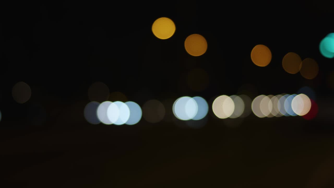 도시 생활은 밤에 차량 교통이 흐릿합니다.