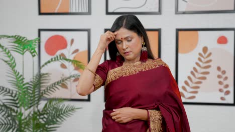 Indische-Frau-Hat-Kopfschmerzen