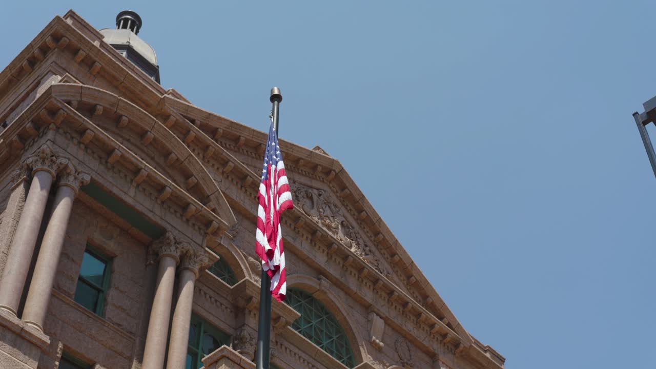텍사스 포트 워스의 타란트 카운티 법원 건물의 낮은 각도 광각 촬영