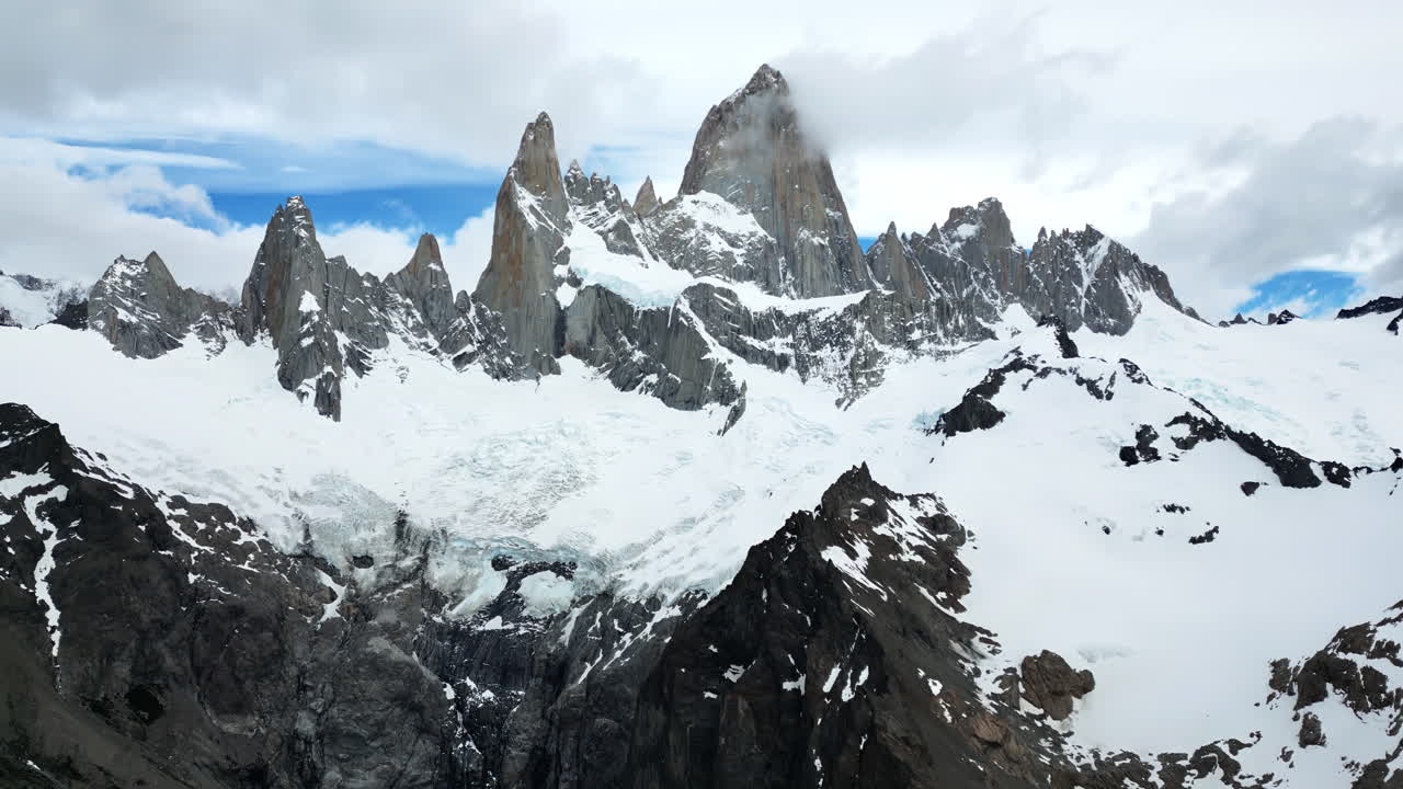 Vista aerea da drone di due laghi glaciali blu intenso separati da creste rocciose e circondati da montagne innevate