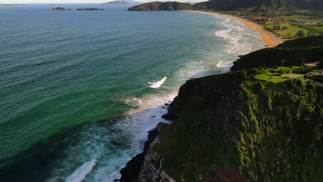 Olas-Del-Océano-Rodando-Hacia-La-Hermosa-Costa-Natural,-Playa-Geriba,-Buzios,-Brasil