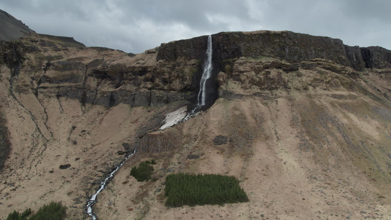 Cascata di Bjarnarfoss: ripresa aerea panoramica sopra la famosa cascata islandese in una giornata di sole.