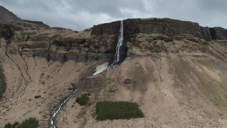 Cascata di Bjarnarfoss: ripresa aerea panoramica sopra la famosa cascata islandese in una giornata di sole.