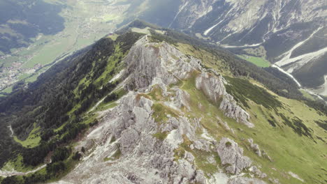 antena a vista de pájaro de las montañas alpinas 11er