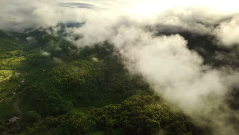 Vista-Aérea-Volando-Sobre-La-Exuberante-Montaña-Verde-De-La-Selva-Tropical-Con-Nubes-De-Lluvia-Durante-La-Temporada-De-Lluvias-En-El-Parque-Nacional-Reservado-De-La-Montaña-Doi-Phuka-En-El-Norte-De-Tailandia