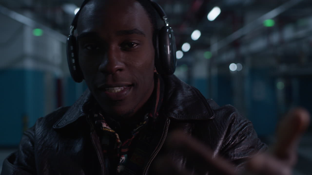 el cantante afroamericano hip pop se mueve al ritmo