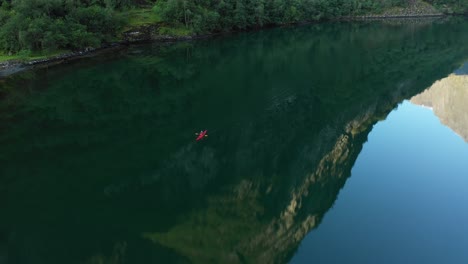 Ein-Kajakfahrer-Im-Naeroyfjord-Norwegen