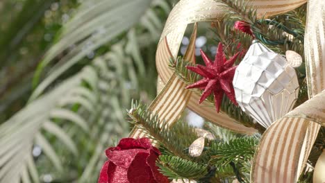 árbol de navidad decorado con adornos festivos