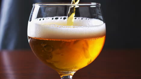 bier in een glas gieten.