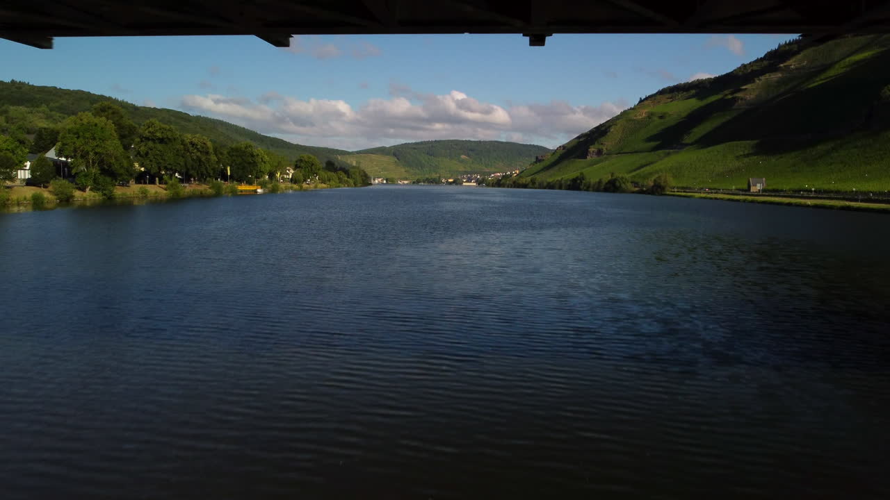 카메라가 위쪽으로 기울어지는 동안 다리 아래로 비행