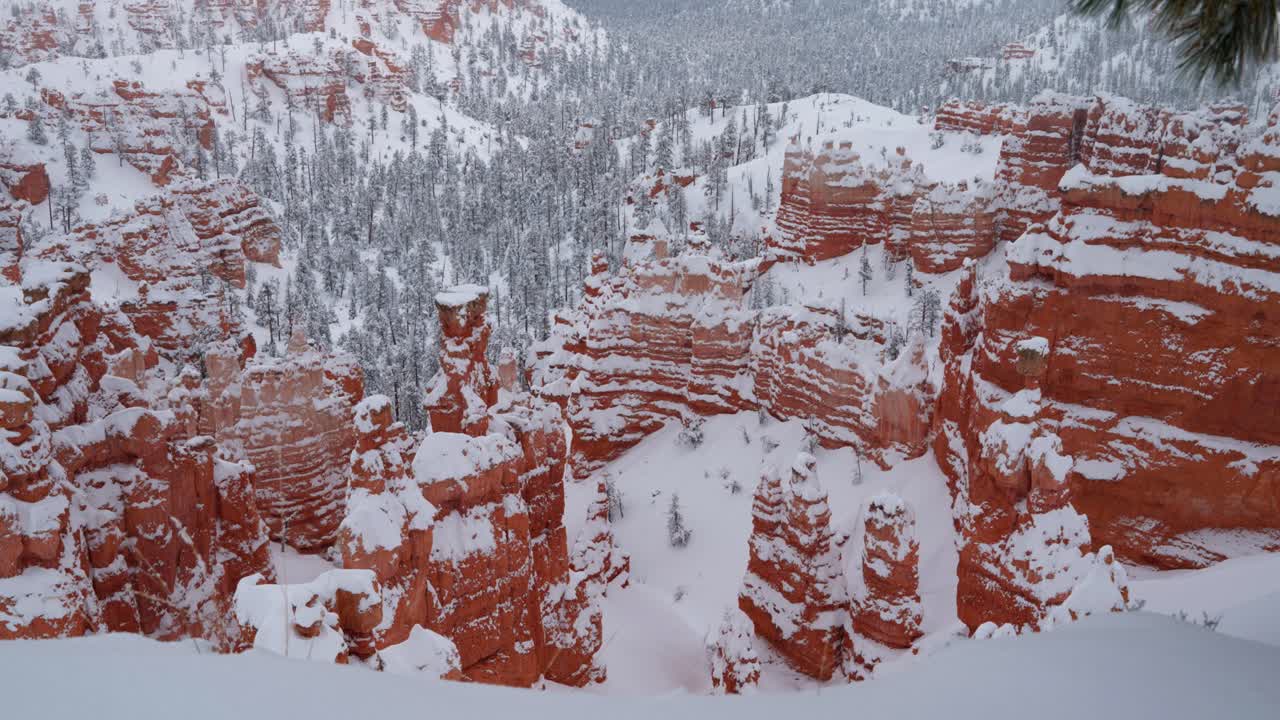 Wide shot of the snow covered Hoodoo rocks in Bryce National Park.