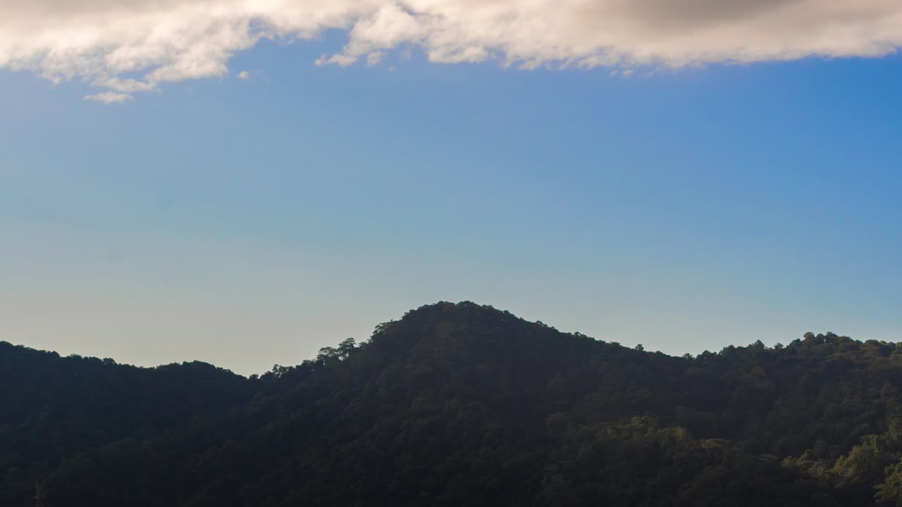 산을 움직이는 구름 위로 움직이는 아침 햇살의 빛