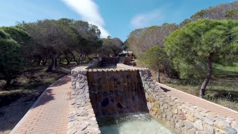 Wasserspiel-Video-Eines-Parks-In-Spanien,-In-Der-Nähe-Von-Torrevieja-In-Valenciana,-Mit-Mehreren-Kleinen-Wasserfällen-Und-Pools