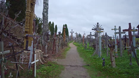 Langsamer-Rundgang-Durch-Den-Berg-Der-Kreuze-In-Litauen,