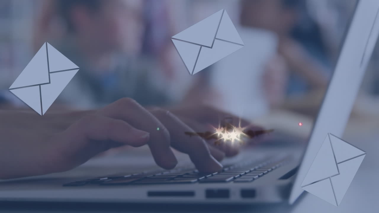 animación de sobres que caen, manos cortadas escribiendo en el teclado en una computadora portátil contra un avión volando