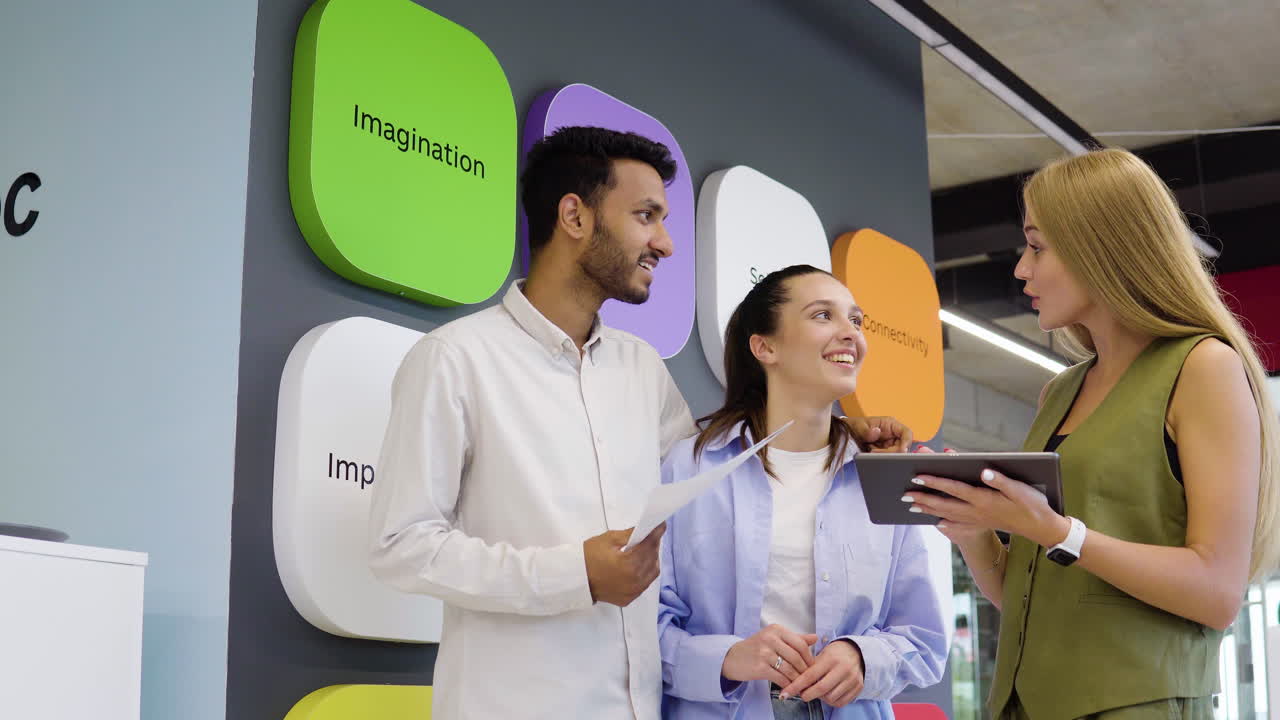 mujer que trabaja en una agencia de viajes