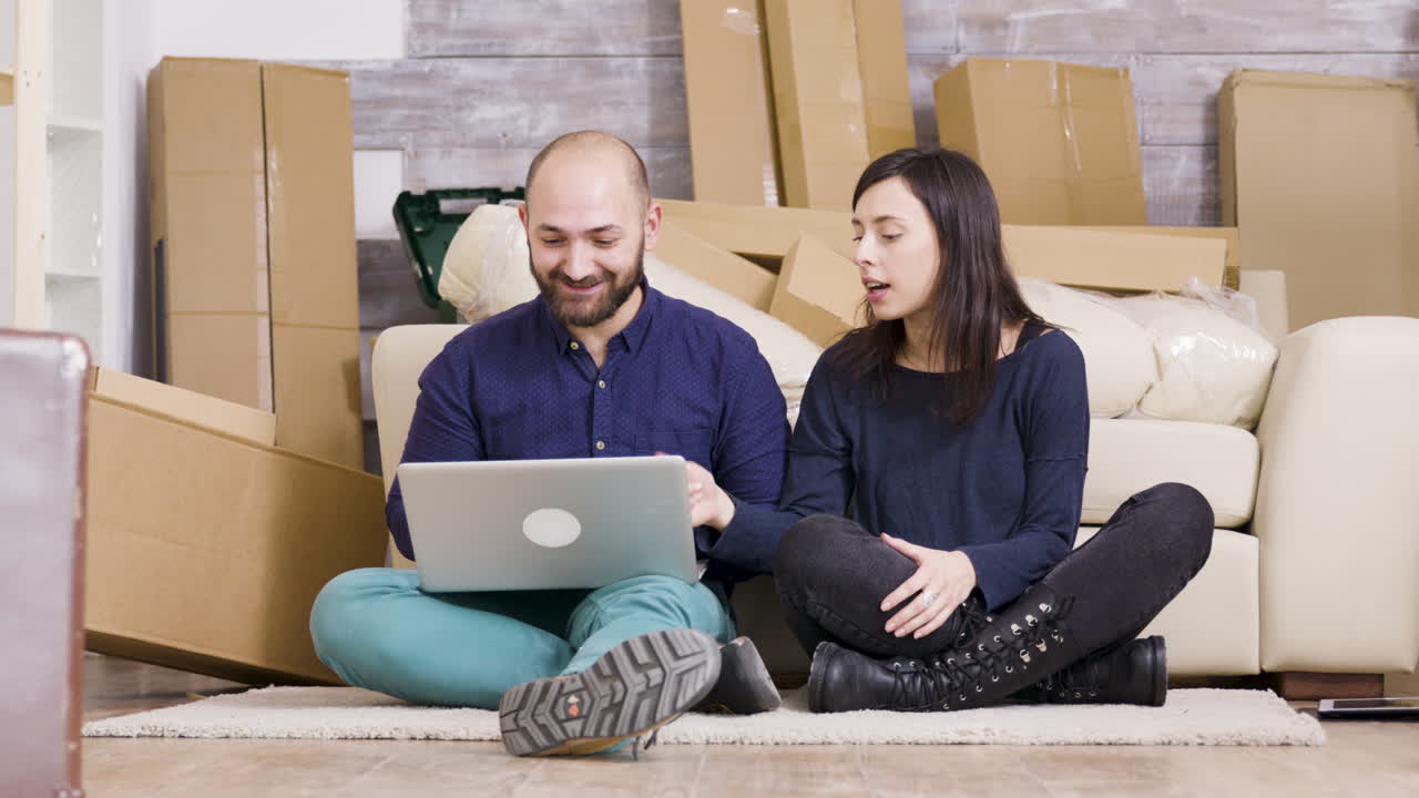 pareja que se muda a un nuevo hogar