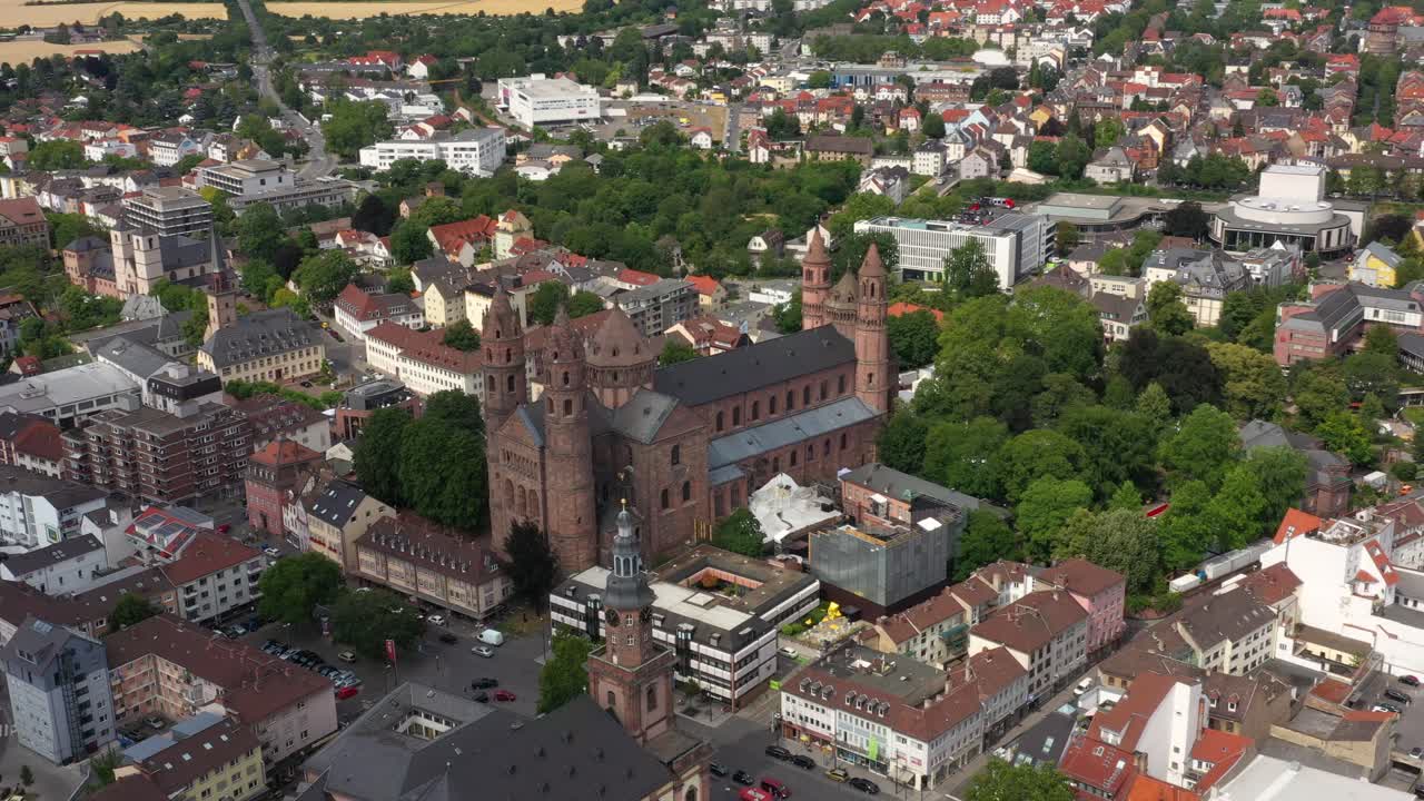 독일 도시 벌레의 중심에 있는 아름답고 오래된 돔의 드론 영상