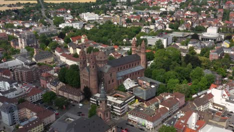 imágenes de drones de un hermoso y antiguo dom en el centro de los gusanos de la ciudad alemana