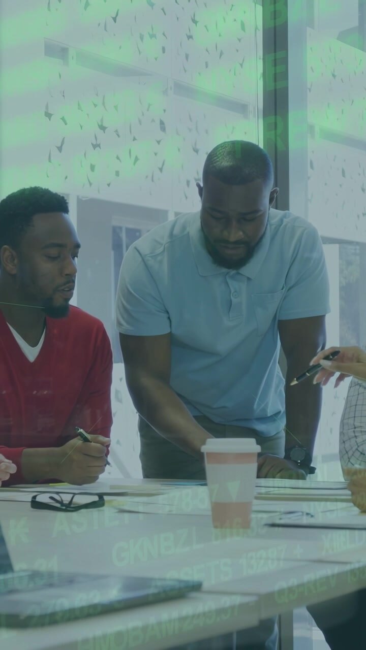 Video verticale: Il leader che tocca i documenti, il team che indica, modifica, ticker verde che copre la riunione di lavoro.