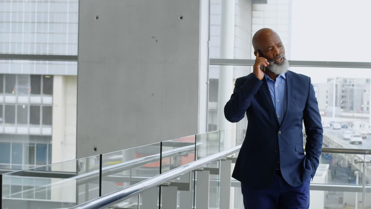 hombre de negocios hablando por teléfono móvil mientras camina 4k