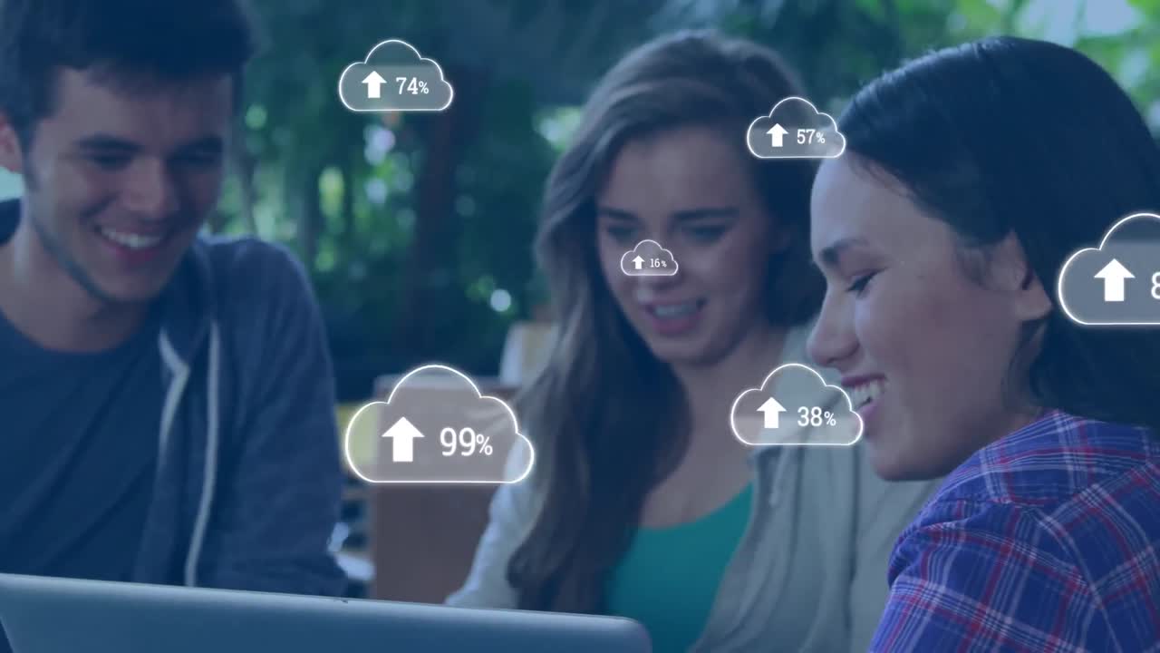 animación de iconos de nube con un número creciente de estudiantes universitarios diversos discutiendo en la oficina.