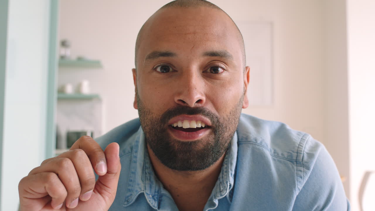 videollamada, comunicación y hablar con un hombre