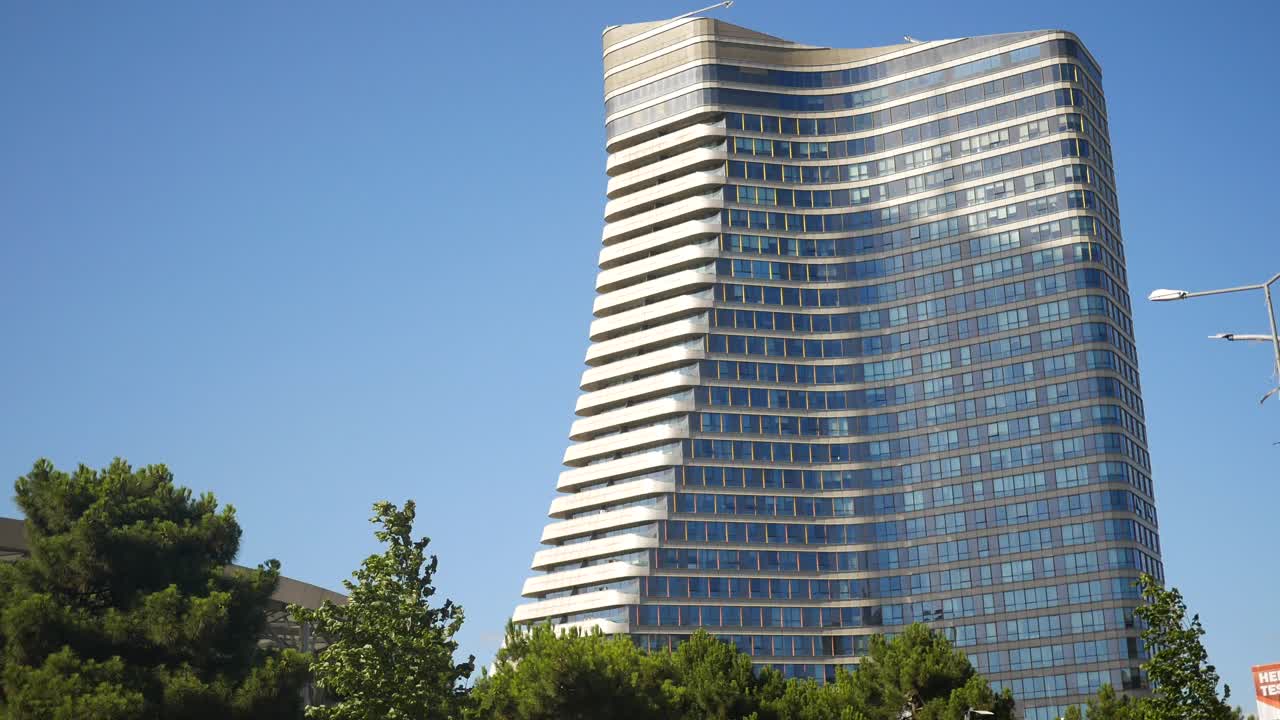 rascacielos moderno en la ciudad