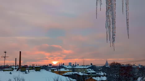 Hermosa-Puesta-De-Sol-Sobre-Un-Pueblo-Nevado-Con-Carámbanos-En-Primer-Plano