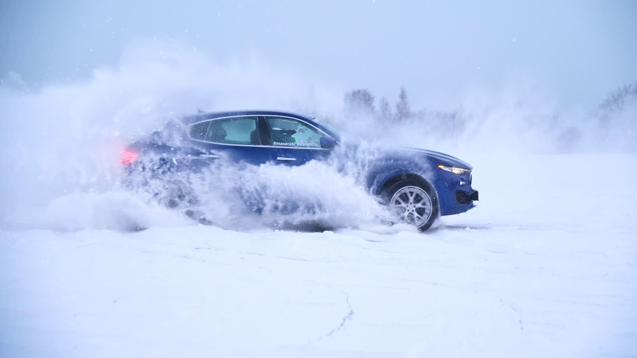 차가 깊은 눈 속에서 떠다니고 있습니다.