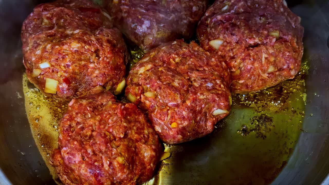 Tavada kızaran sulu köfteler, hamburger ziyafeti için mükemmel