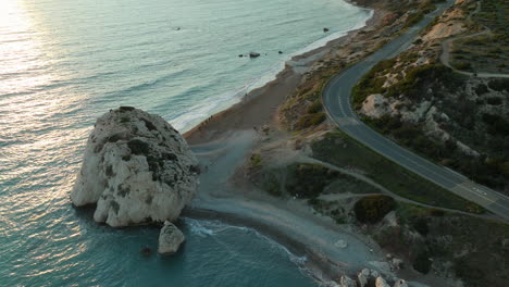 Roca-De-Afrodita-Durante-La-Hora-Dorada,-Paphos,-Chipre