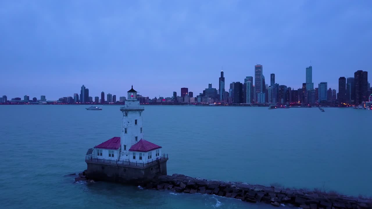 멀리 시카고 시가 있는 미시간 호수의 상징적인 등대 주변의 아름다운 밤 공중