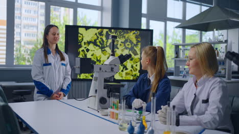 científicos discutiendo la investigación en un laboratorio