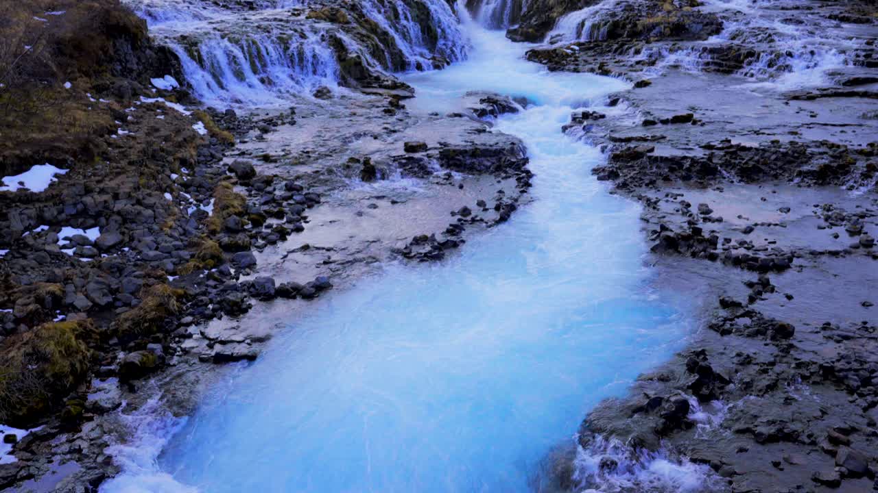 paisaje dramático en la cascada de bruarfoss en el río bruara en islandia