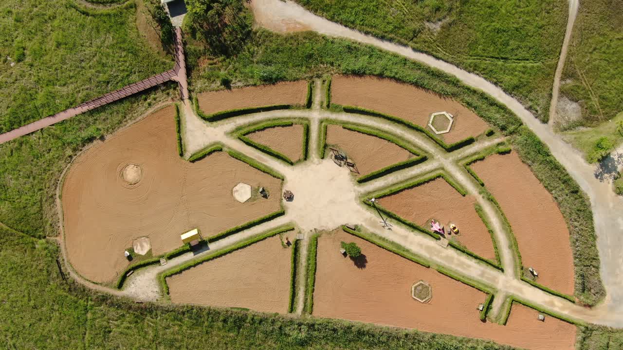 흥미로운 모양의 조용한 공원