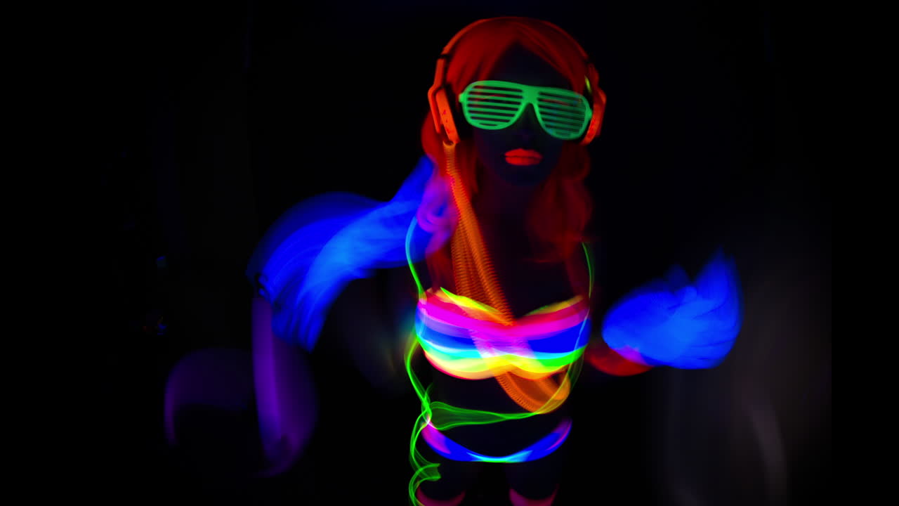 mujer que brilla intensamente uv 37