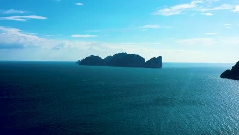 Vista-Desde-Arriba,-Impresionante-Vista-Aérea-De-Koh-Phi-Phi-Leh-Con-La-Hermosa-Bahía-Maya