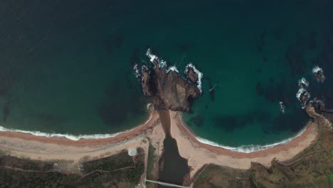 Tateiwa-Japanischer-Strand-Kyotango-Weißer-Sand-Küste-Japan-Sommer-Reise-Drohne-Luftaufnahme-Von-Oben-Nach-Unten-über-Der-Blauen-Meerwasserküste,-Natürliche-Asiatische-Umgebung