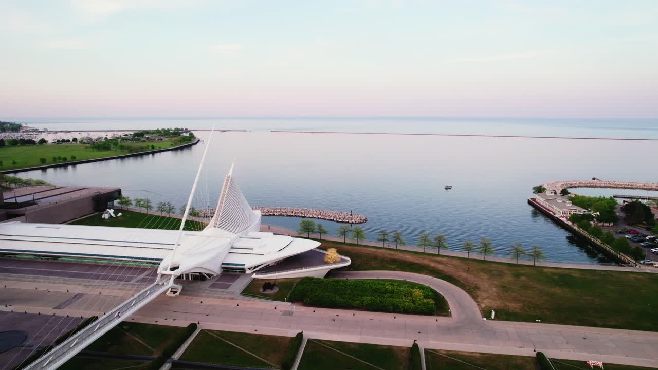 órbita aérea por encima de milwaukee wisconsin centro de la ciudad - puesta de sol aérea