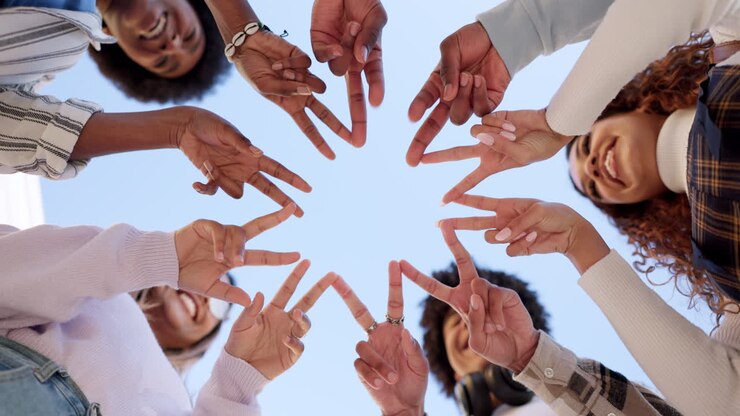 Studenti, stella e mani con amici al college