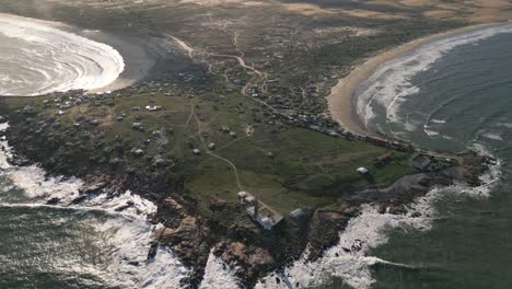 Península-De-Cabo-Polonio-En-La-Costa-De-La-Playa-Uruguaya,-Vista-Aérea-Sobre-La-Bahía-Natural,-Las-Olas-Del-Mar-Y-La-Playa-Durante-El-Verano