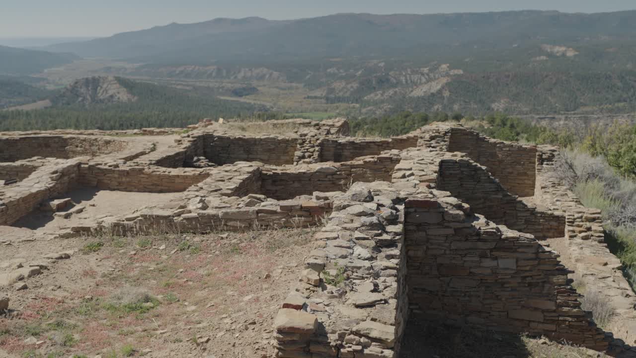 antiguas ruinas en un paisaje montañoso