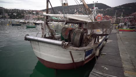 barco de pesca en lerici, italia