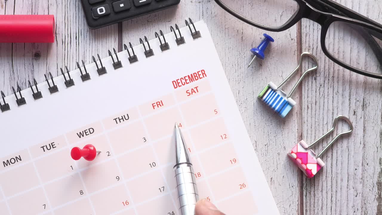 calendario de diciembre con suministros de oficina