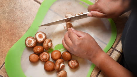 rebanar champiñones para agregar a una receta favorita: vista de arriba hacia abajo o desde arriba en cámara lenta