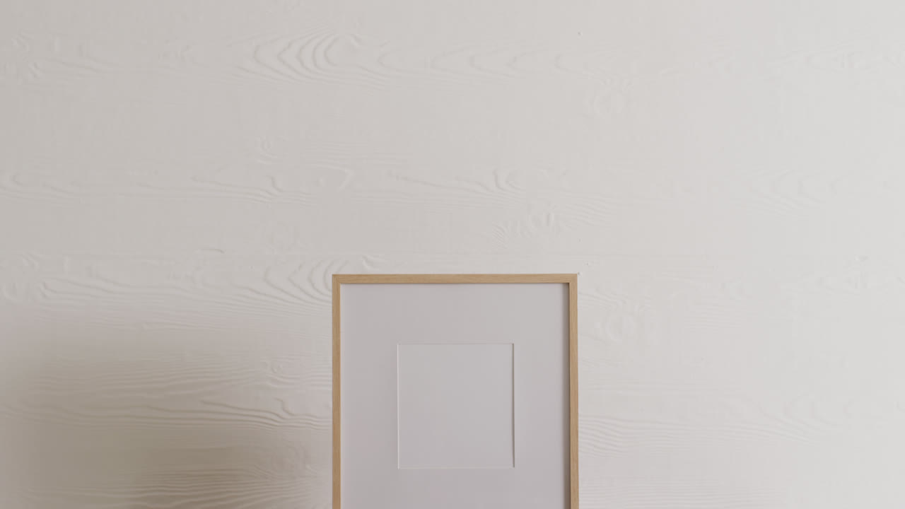marco de madera con espacio de copia sobre fondo blanco y pared blanca