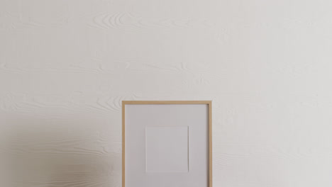Holzrahmen-Mit-Kopierraum-Auf-Weißem-Hintergrund-Und-Weißer-Wand